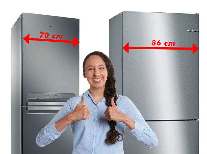 Mujer contenta delante de dos frigor&iacute;ficos combi de ancho especial